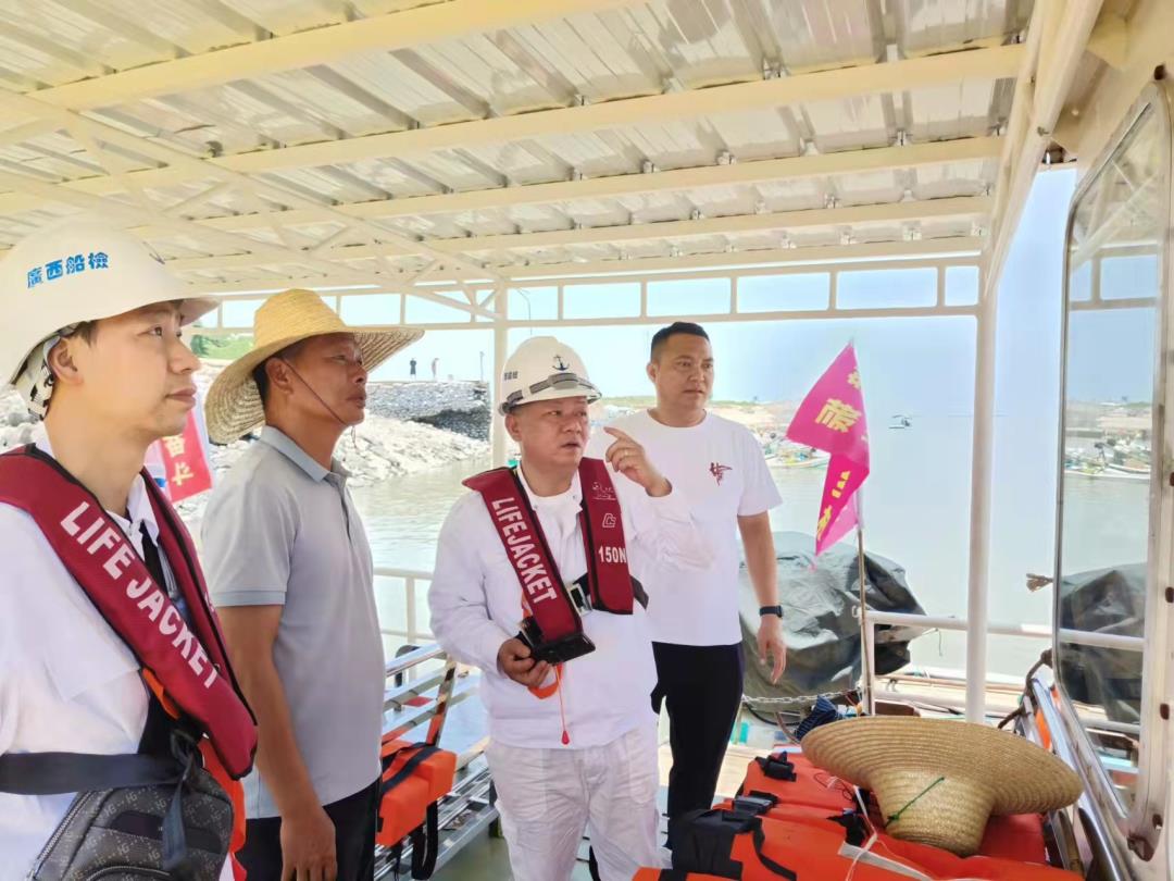 船检与船东就使用情况进行回访交流.jpg 船检与船东就使用情况进行回访交流.jpg