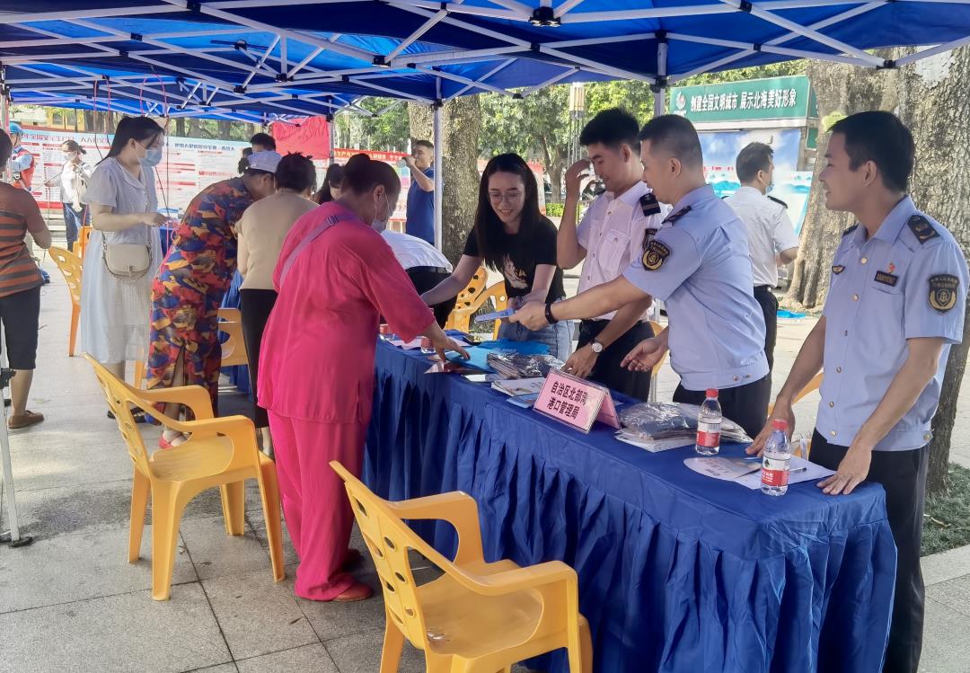 6月20日，在北海市北部湾广场开展2023年“安全生产月”宣传咨询日活动 (2).jpg