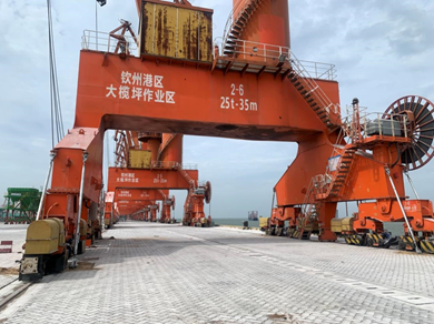 北部湾港钦州码头公司对吊机进行防风加固.jpg