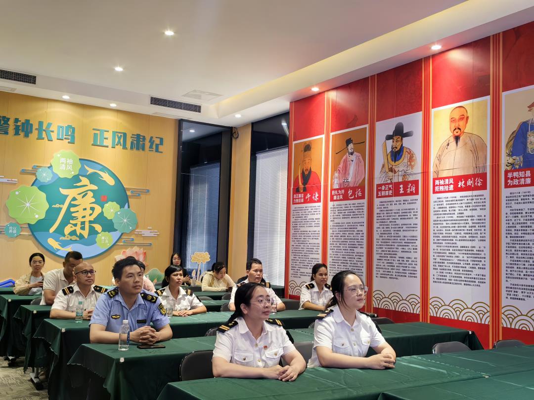 图为:观看廉洁警示教育片.jpg 图为:观看廉洁警示教育片.jpg