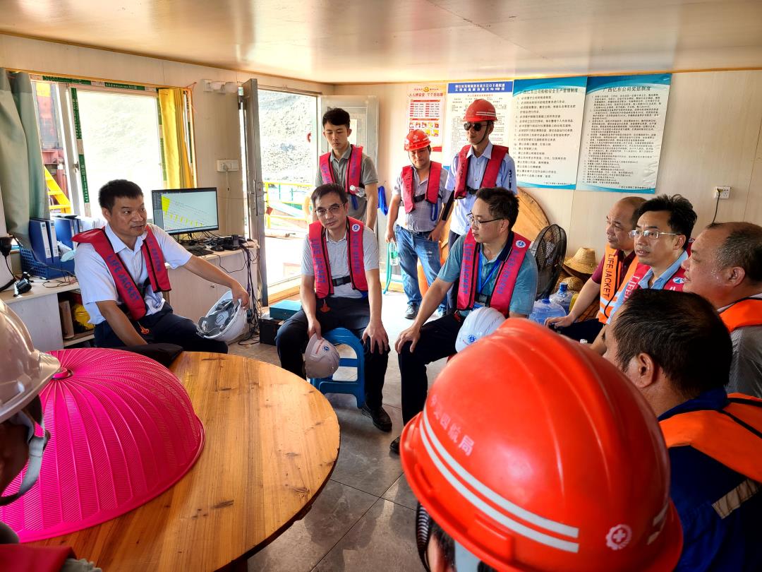 调研检查组在施工船舶上与船组人员座谈交流.jpg 调研检查组在施工船舶上与船组人员座谈交流.jpg