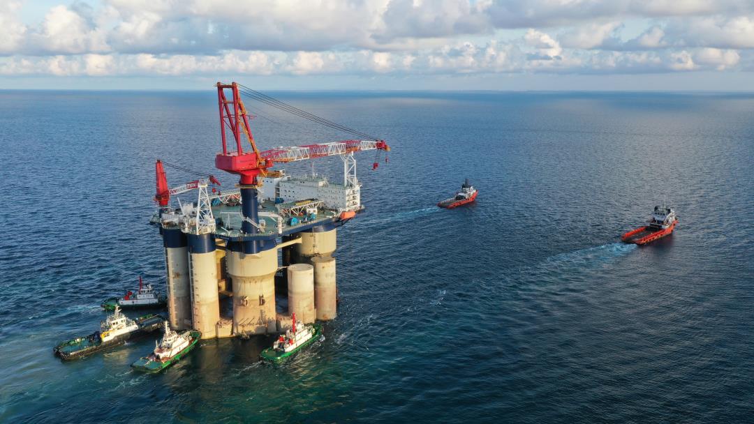 “雄程9”坐底式风电安装平台正在缓缓前行.jpg “雄程9”坐底式风电安装平台正在缓缓前行.jpg