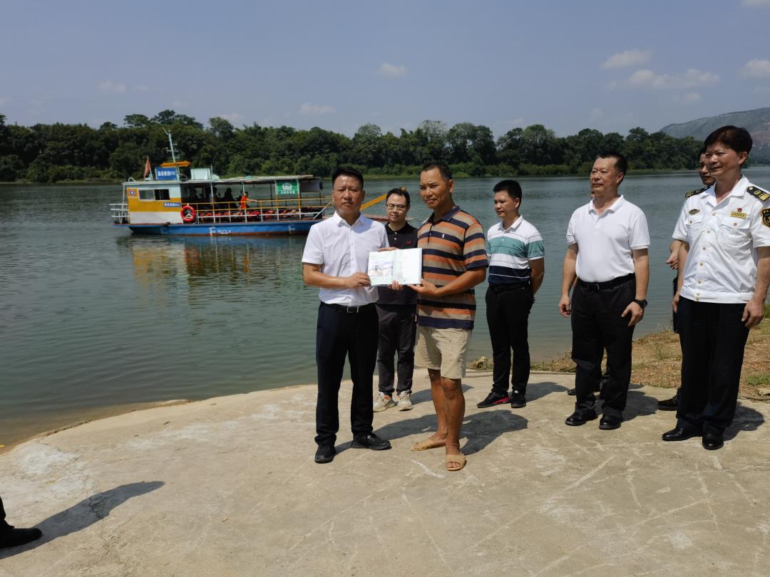 三轮车专渡船舶检验证书交接.jpg