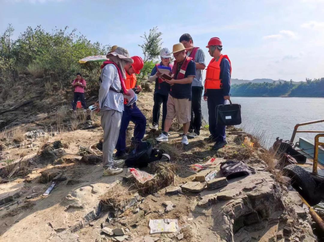 联合验收组进行控制点复核.jpg 联合验收组进行控制点复核.jpg