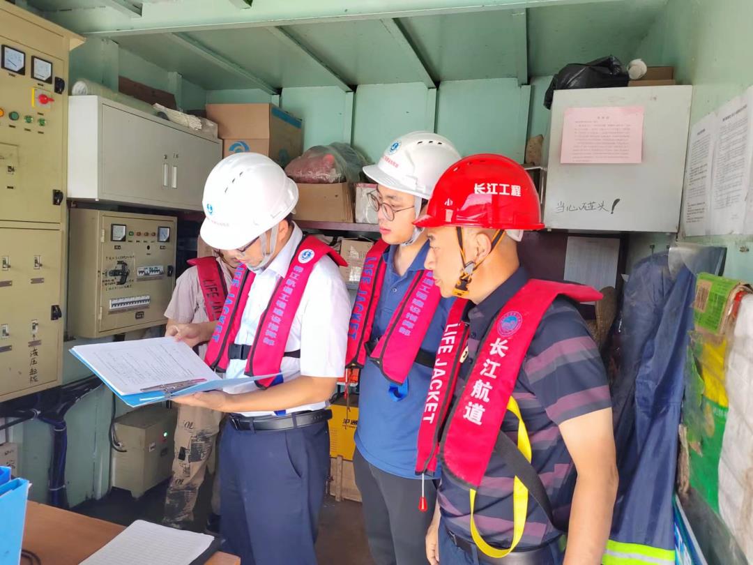 专家组及指挥部联合进行检查.jpg 专家组及指挥部联合进行检查.jpg