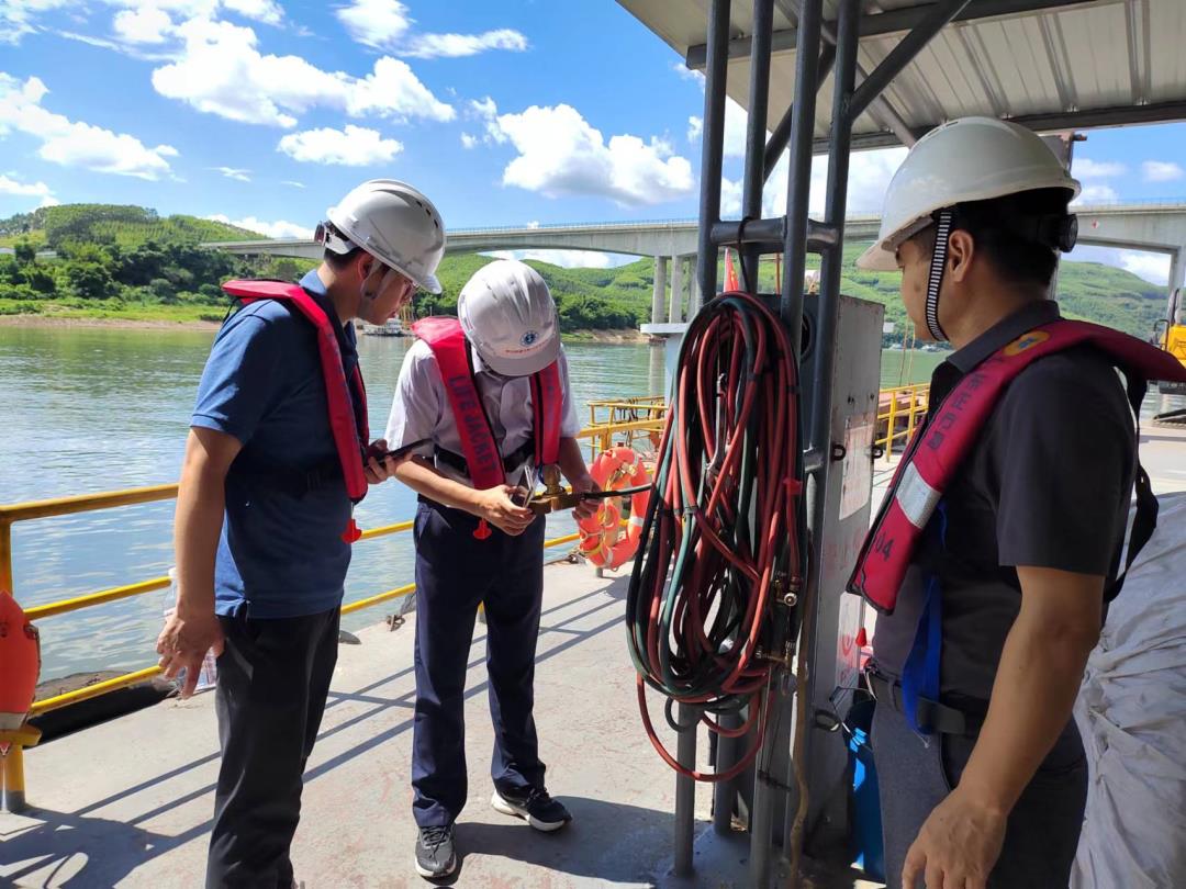 专家组及指挥部联合进行外业检查.jpg 专家组及指挥部联合进行外业检查.jpg