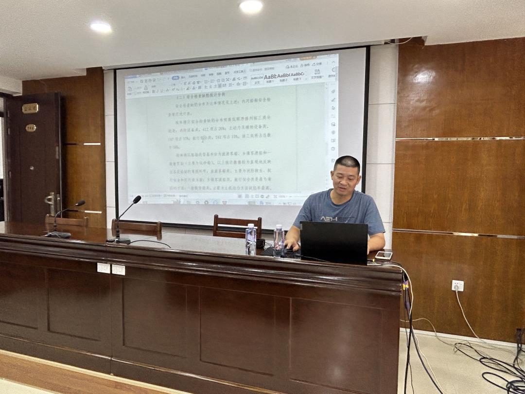 罗湖文在授课.jpg 罗湖文在授课.jpg