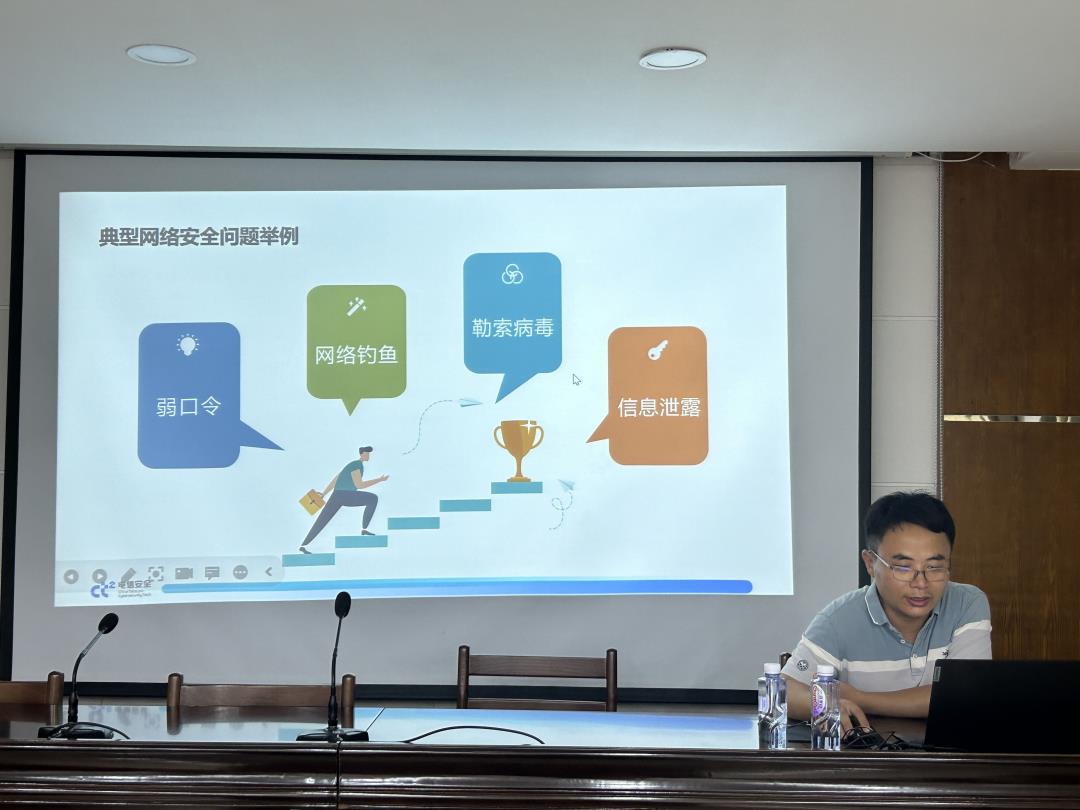 李成余在授课.jpg 李成余在授课.jpg