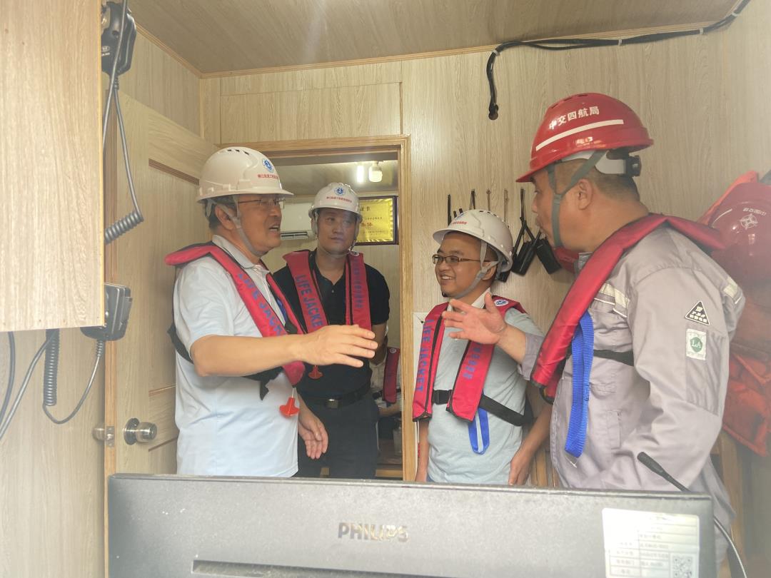 专家组一行在项目施工现场进行调研二.jpg 专家组一行在项目施工现场进行调研二.jpg