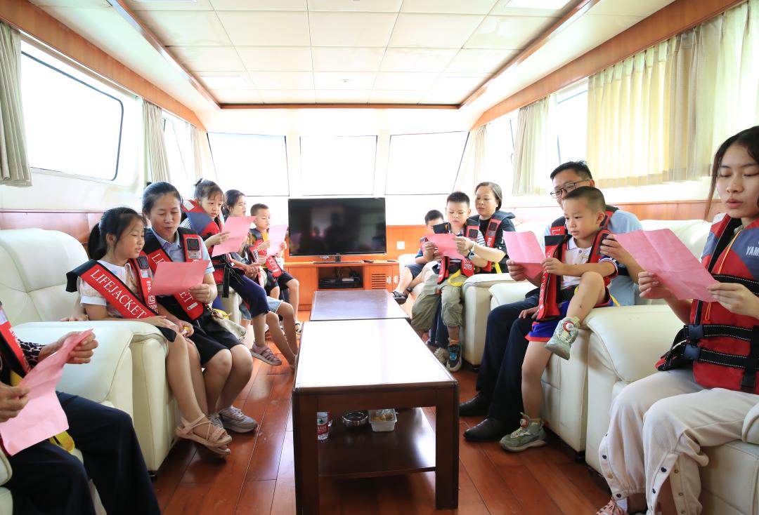 大朋友和小朋友在船上学习清廉齐家名言警句(兰玉辉拍摄).jpg 大朋友和小朋友在船上学习清廉齐家名言警句(兰玉辉拍摄).jpg