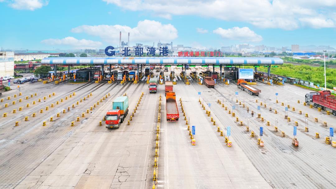 图一防城港码头港区东门.jpg