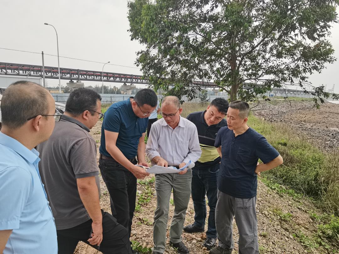 3现场指导企业开展项目建设选址.jpg
