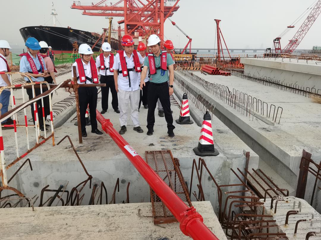 图为防城港分局主要领导带队检查防城港企沙港区赤沙作业区1号2号泊位工程.jpg 图为防城港分局主要领导带队检查防城港企沙港区赤沙作业区1号2号泊位工程.jpg
