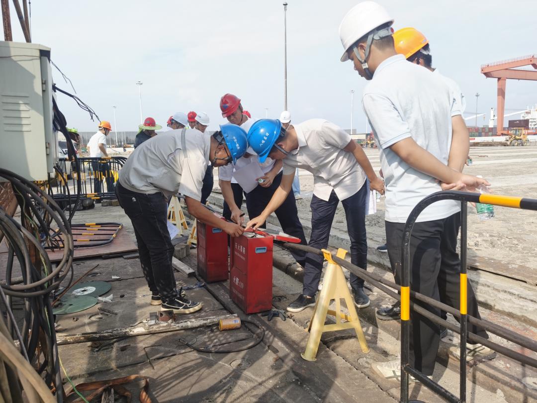 图为交叉检查组对防城港渔満港区404-406号泊位箱场改造工程开展现场隐患排查.jpg 图为交叉检查组对防城港渔満港区404-406号泊位箱场改造工程开展现场隐患排查.jpg