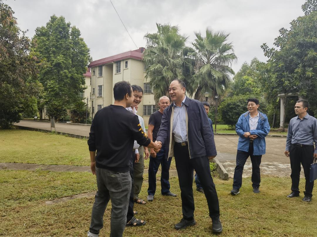 王永兴与一线航道站职工亲切握手.jpg 王永兴与一线航道站职工亲切握手.jpg