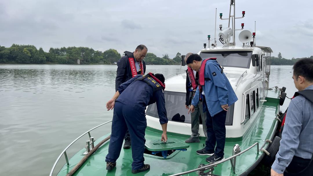 调研组实地查看船机维护情况.jpg 调研组实地查看船机维护情况.jpg