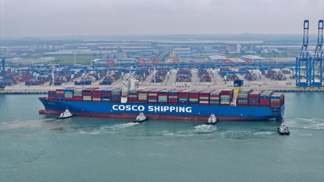 “中海金星”轮(CSCL VENUS)正在靠泊自动化码头.jpg