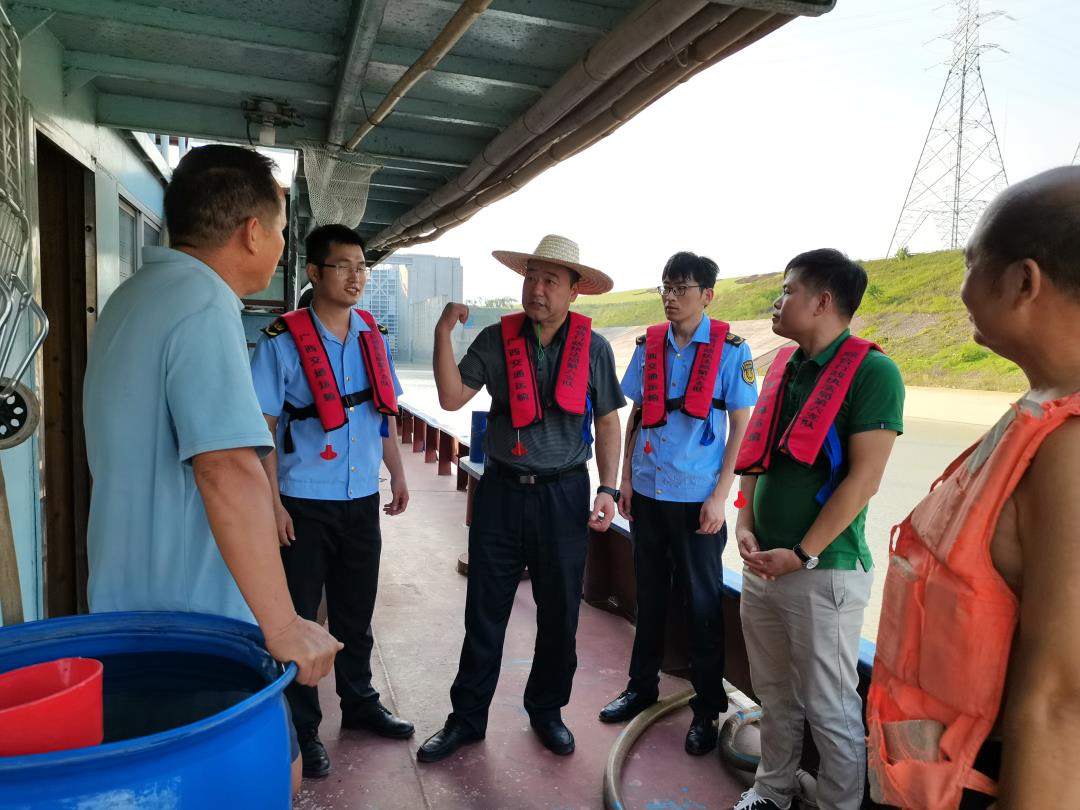 登船指导.jpg 登船指导.jpg