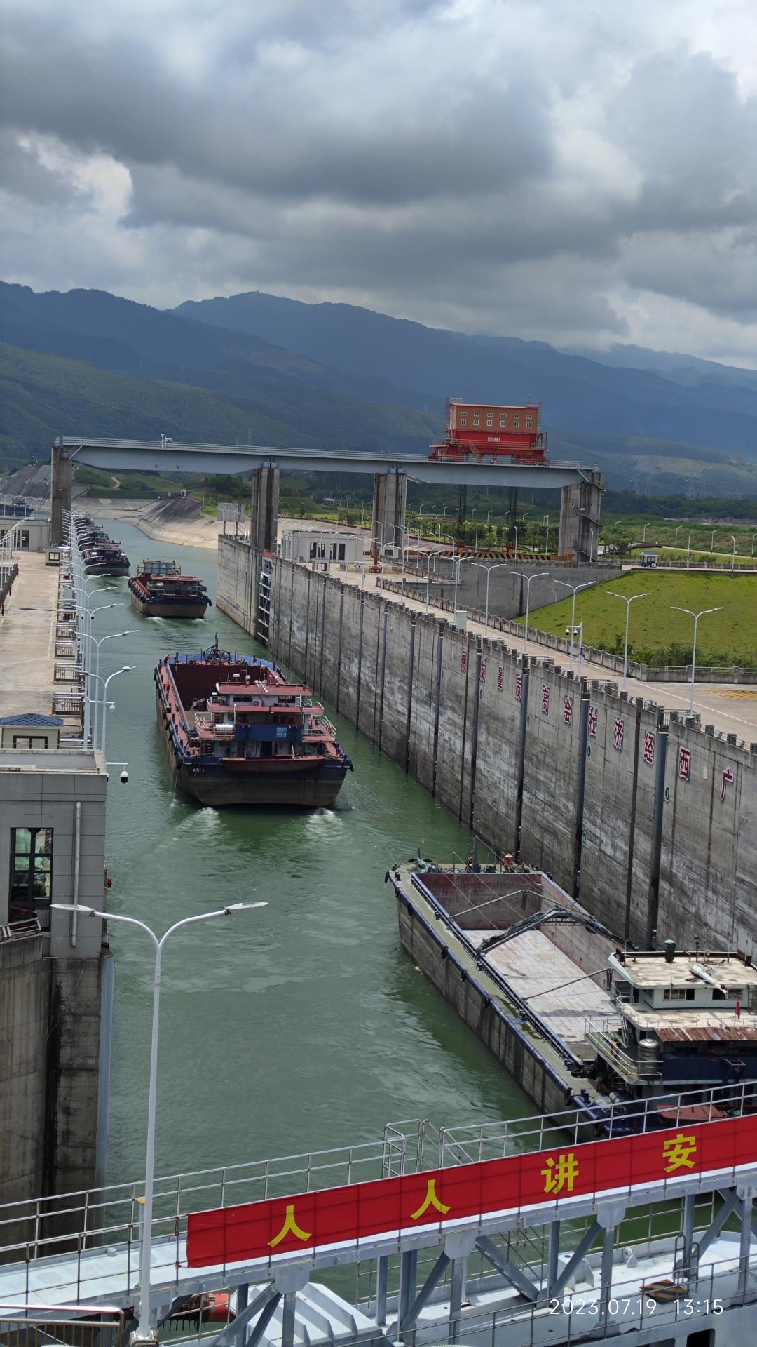 船舶出闸2.jpg