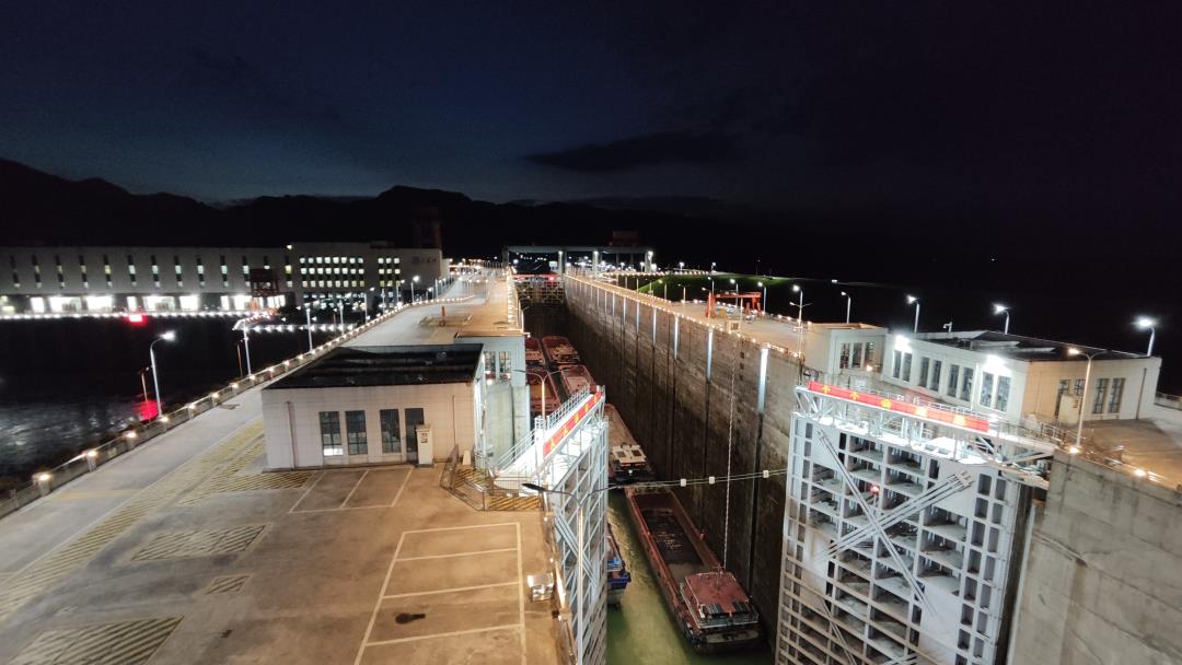 夜间调度过闸.jpg 夜间调度过闸.jpg