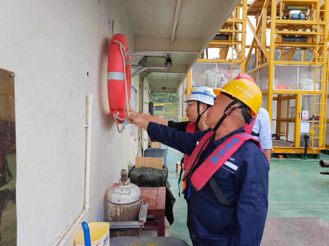 检查组到项目现场进行外业检查.jpg 检查组到项目现场进行外业检查.jpg