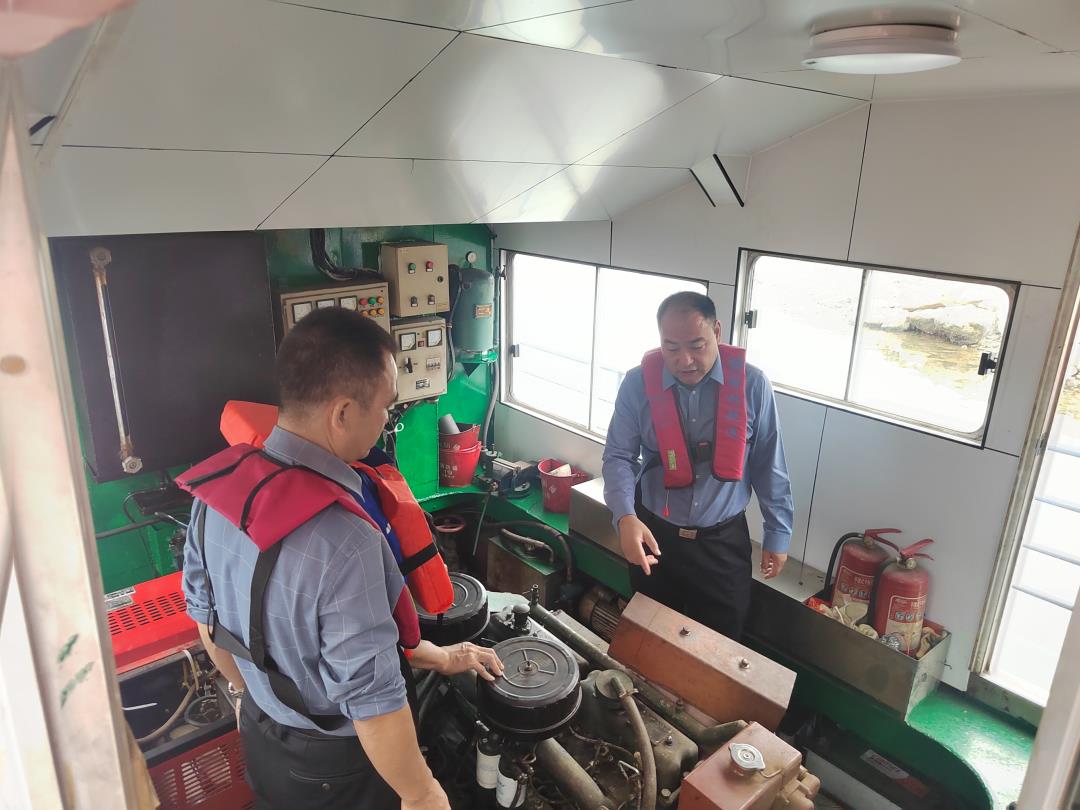 调研组检查船机设备..jpg 调研组检查船机设备..jpg