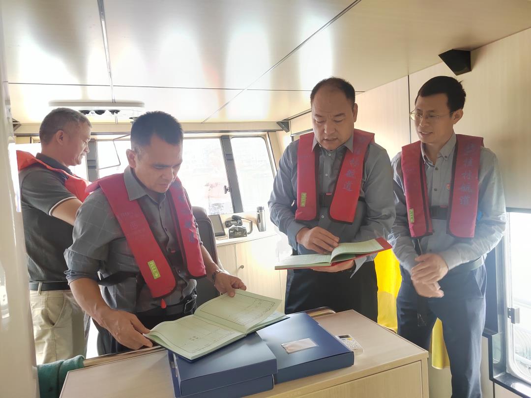 调研组检查航道站工作资料.jpg 调研组检查航道站工作资料.jpg