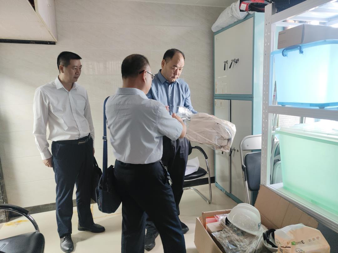 调研组检查仓库物资3.jpg 调研组检查仓库物资3.jpg