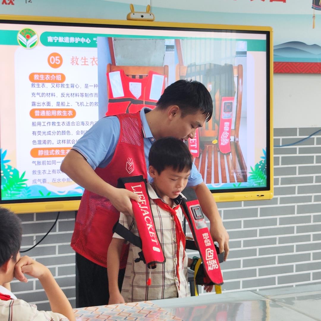 志愿者教学生如何正确穿戴救生衣(彭党鑫摄).jpg 志愿者教学生如何正确穿戴救生衣(彭党鑫摄).jpg