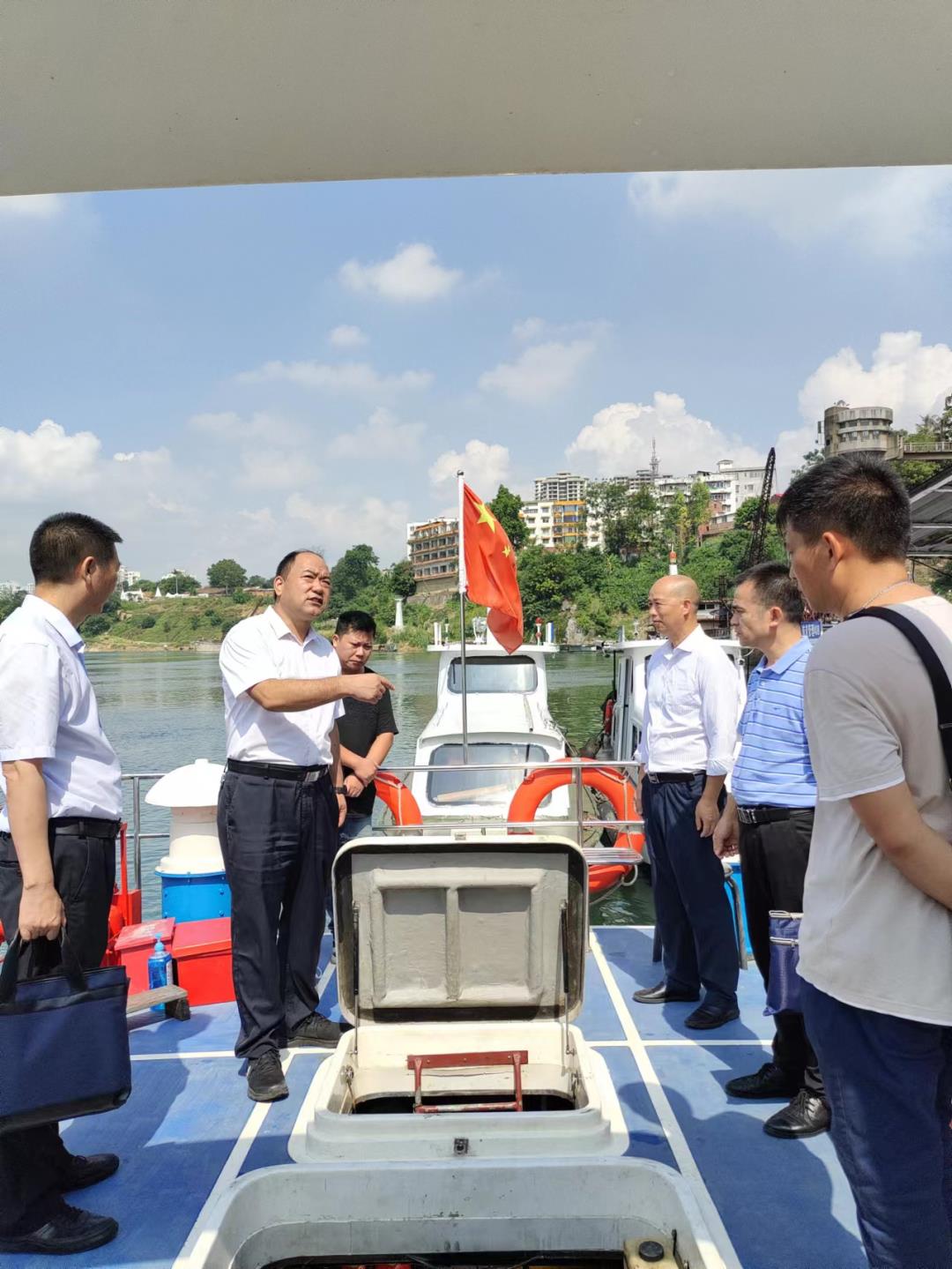 调研组在来宾航道站查看船舶设备情况.jpg