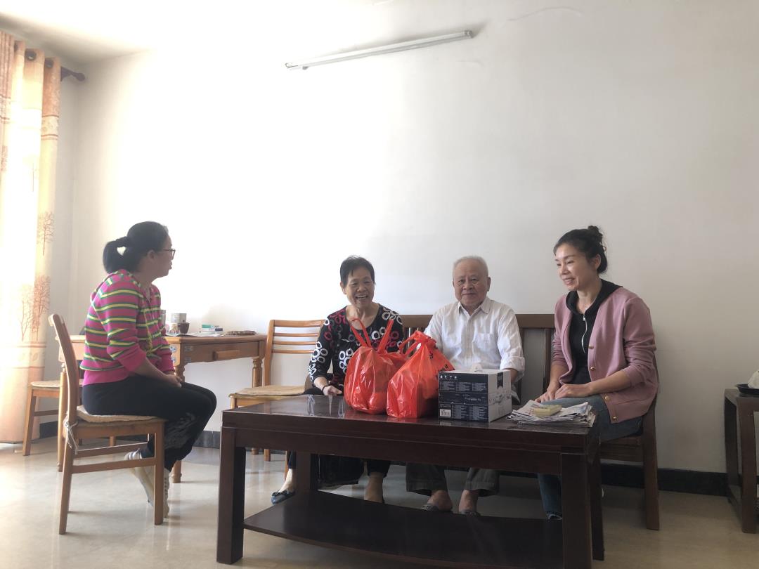 离退休人员工作科、离退休党支部代表与91岁高龄老党员廖瑞祥亲切交谈.jpg