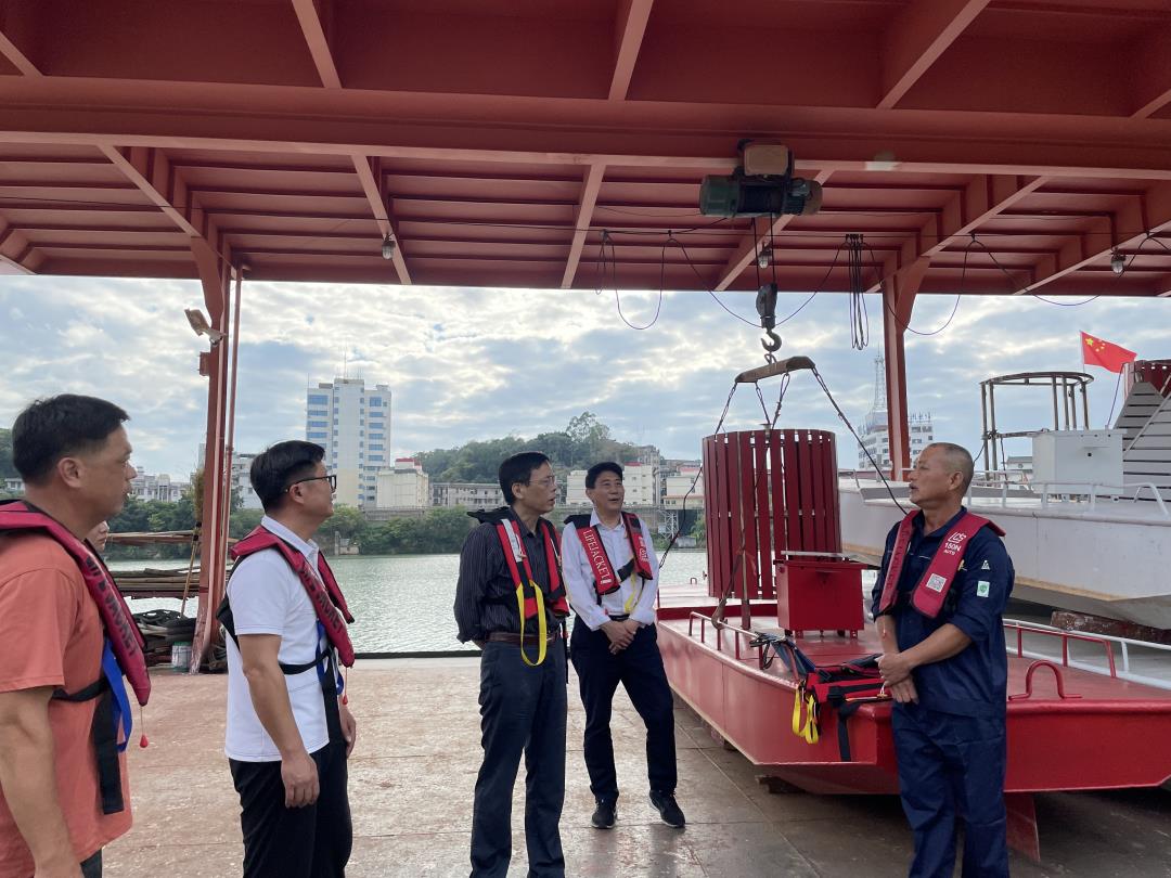 韦立强书记在趸船听蒲庙站站长汇报工作.jpg 韦立强书记在趸船听蒲庙站站长汇报工作.jpg