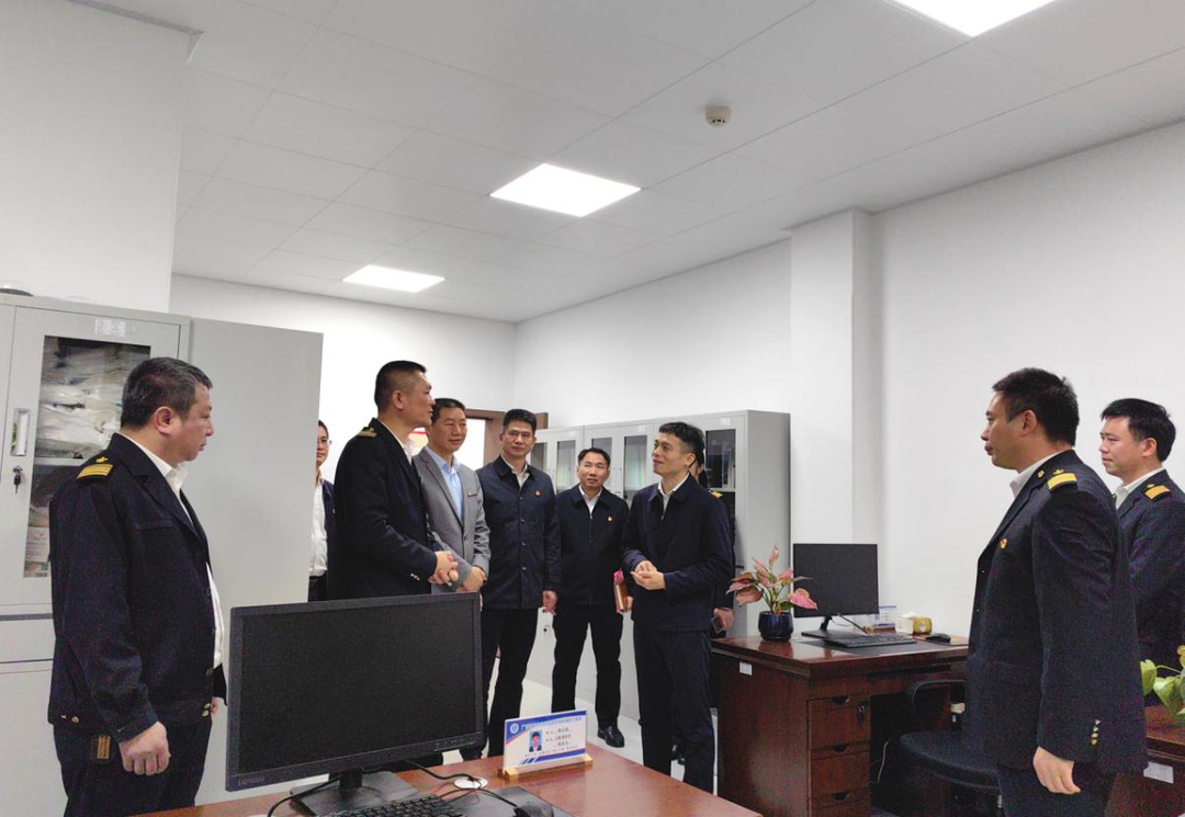 4谢殿武率队到防城港开展调研与职工交流.jpg 4谢殿武率队到防城港开展调研与职工交流.jpg