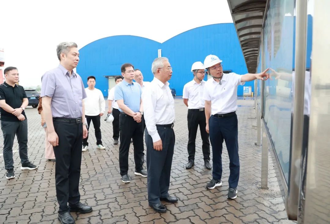 刘可一行在百色港田东港区祥周作业区了解港口作业区的规划、建设及运营等情况。.jpg