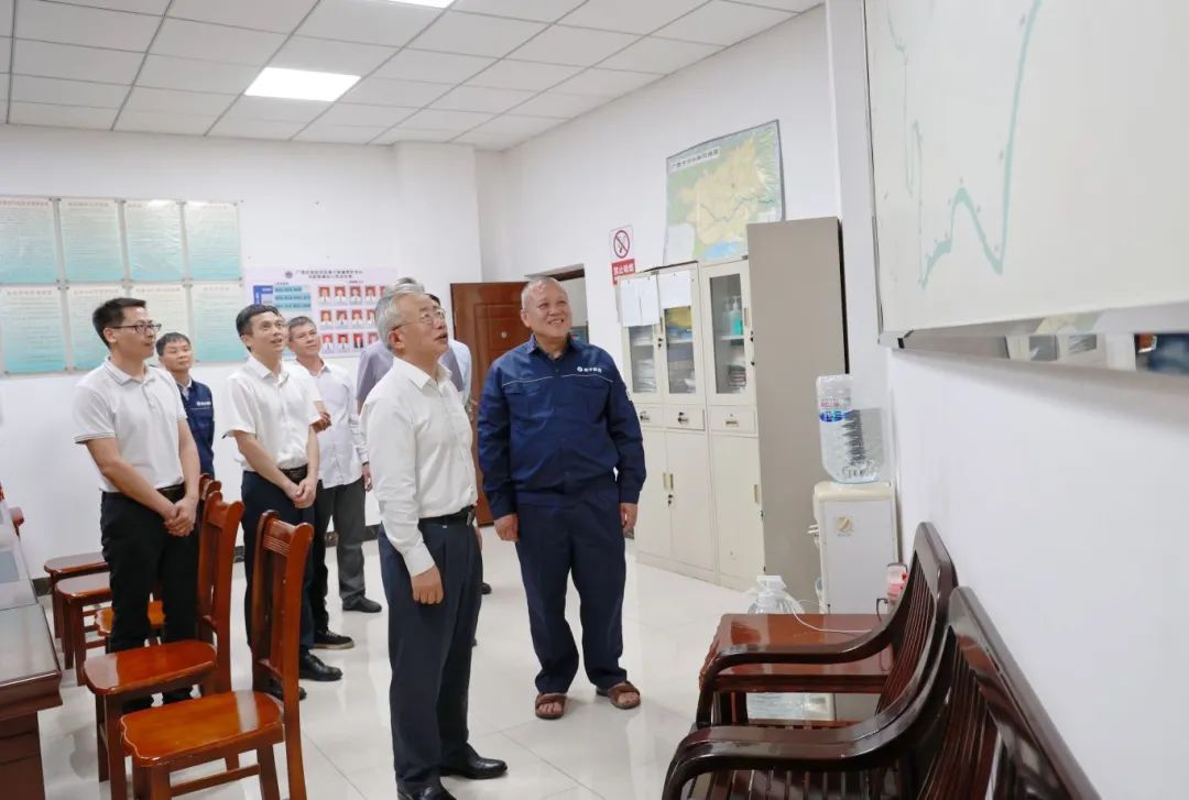 刘可一行在南宁航道养护中心百色分中心了解内河航道建设、养护、管理等方面情况。.jpg