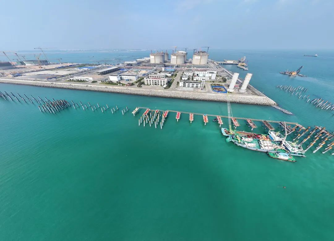 15万吨级LNG泊位施工现场.jpg 15万吨级LNG泊位施工现场.jpg