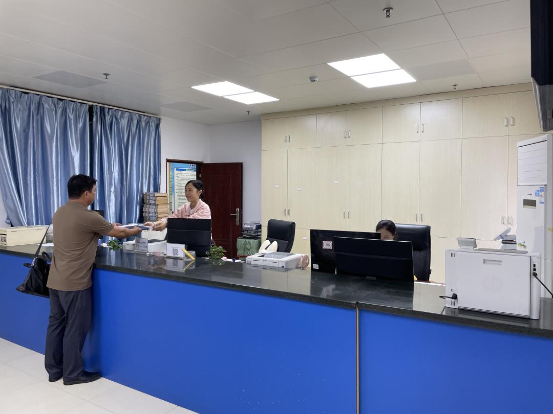 2重启的办证大厅服务窗口正受理业务.jpg 2重启的办证大厅服务窗口正受理业务.jpg