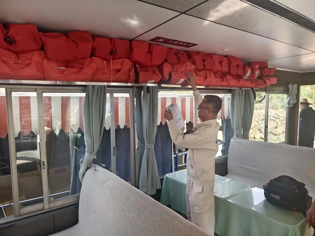 验船师检查救生衣.jpg 验船师检查救生衣.jpg