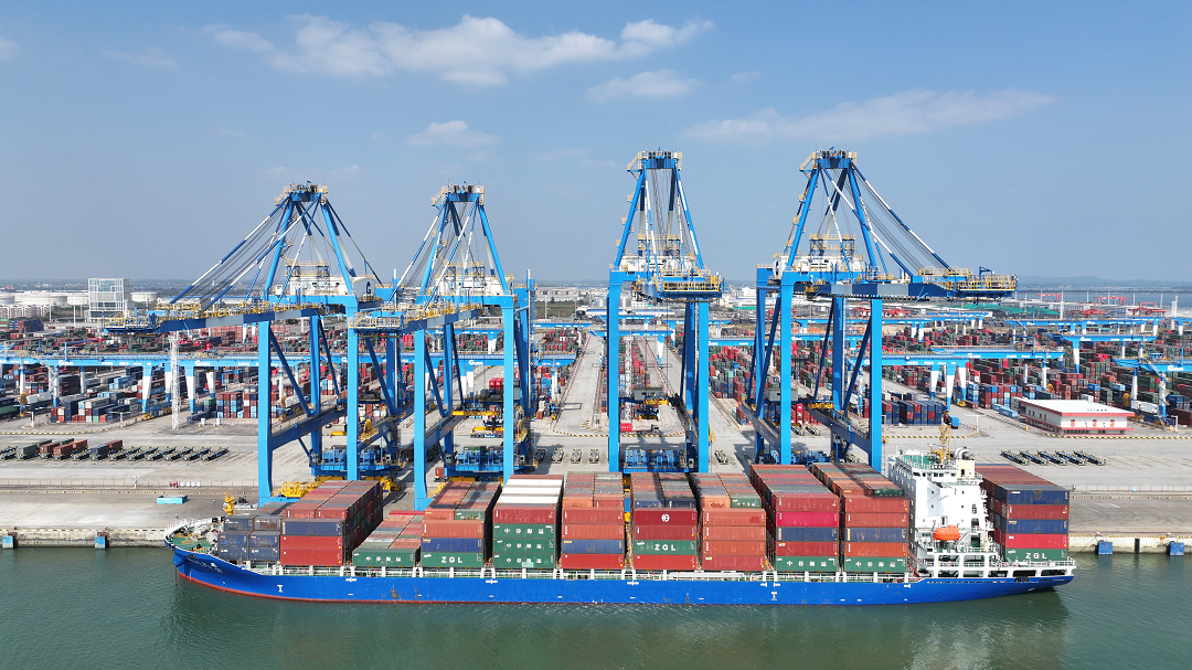 1732266096040065922.png 1盛港码头进行装卸作业.png