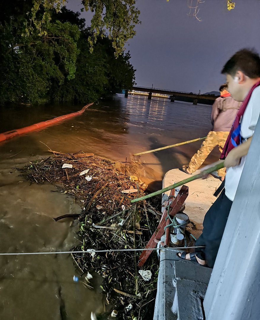 1748490900354094807.jpg 工作人员连夜清理漂浮物.jpg