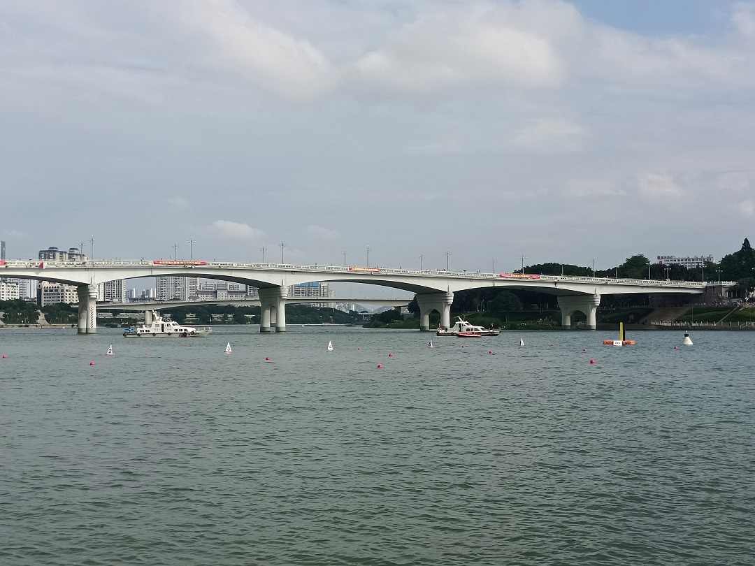 1749110489746088798.jpg 航道工作人员现场待命,做好赛事保畅工作.jpg