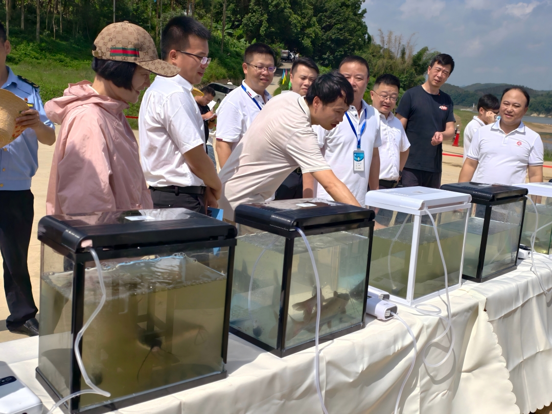 1749438405110081261.jpg 渔业技术人员讲解鱼苗生态特性(1).jpg