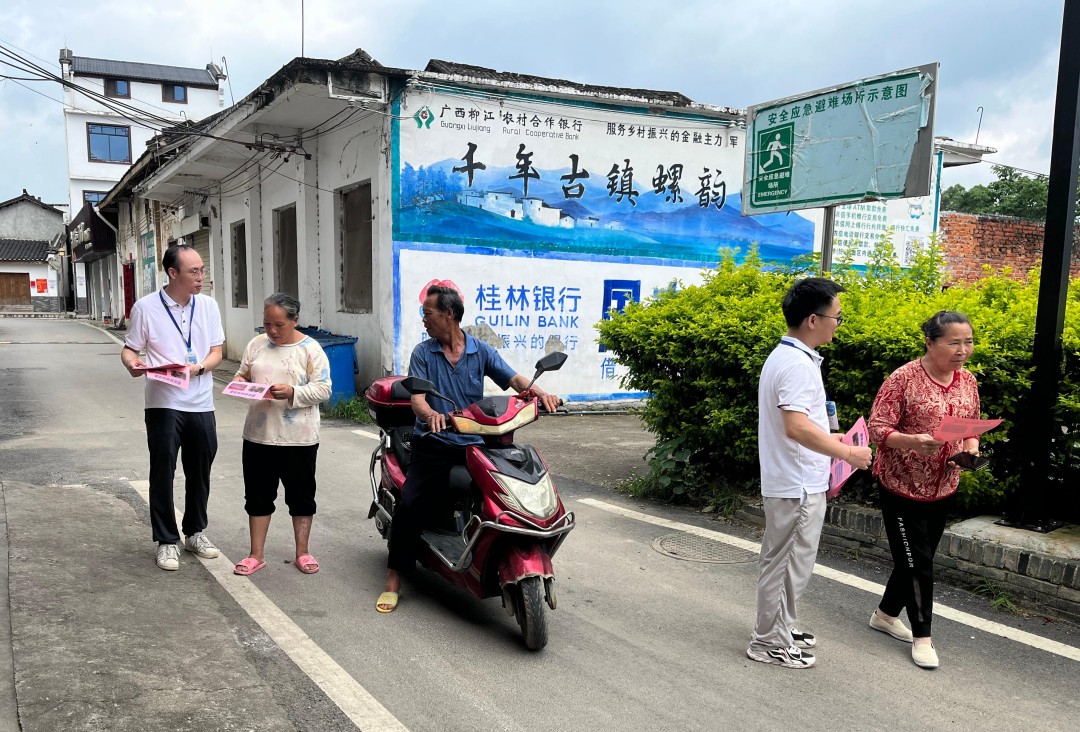 1749438435193011251.jpg 指挥部向当地村民宣传增殖放流相关知识.jpg