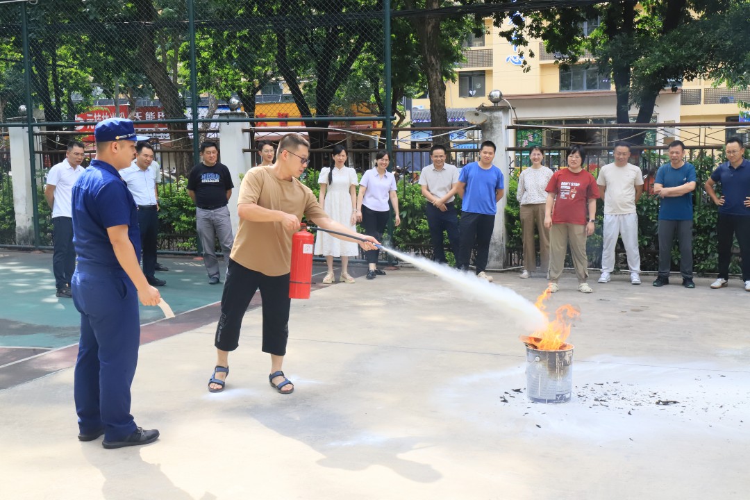 1750044873180082696.jpg 操作灭火器灭火.jpg