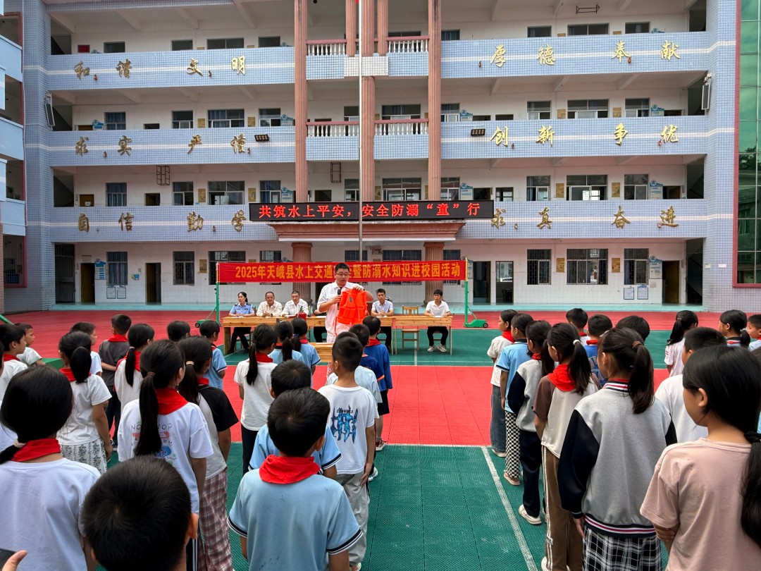 1750044913588020627.jpg 讲解救生衣穿戴(莫军).jpg