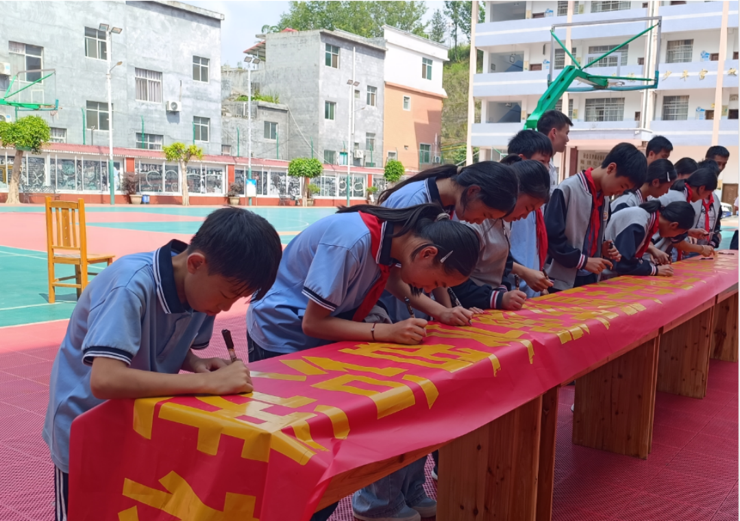 1750044937208055774.png 同学们在活动横幅上签名留念(王斌).png