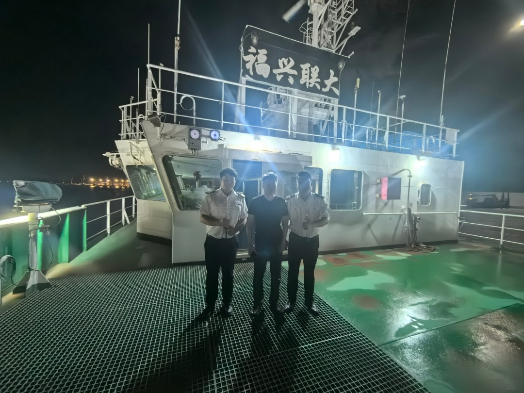 1750130124132015628.jpg 引航结束合影.jpg