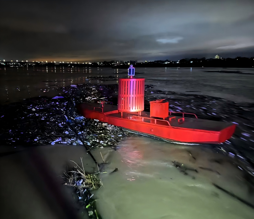 1750324005670037311.jpg 被漂浮物紧密缠绕的航标(1).jpg