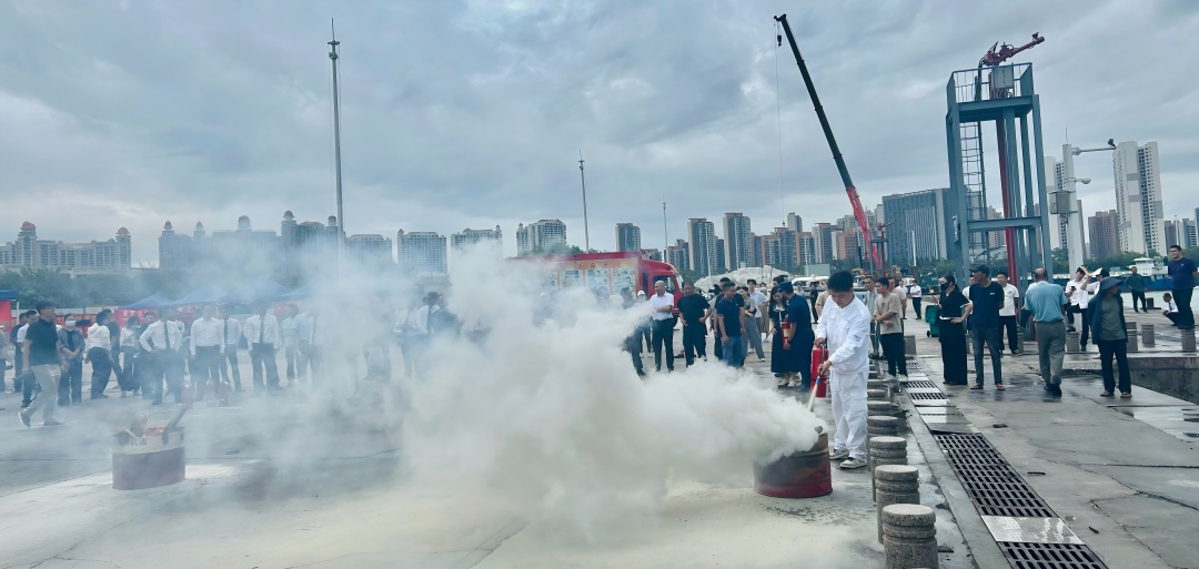 1750324800603061357.jpg 北海船检中心验船师示范演练使用灭火器灭火(1).jpg