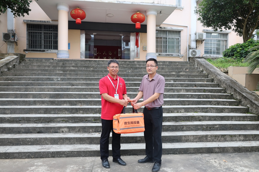 1750752493875013293.jpg 14宣传小组成员捐赠专业救生抛投器(进农村)(1).jpg